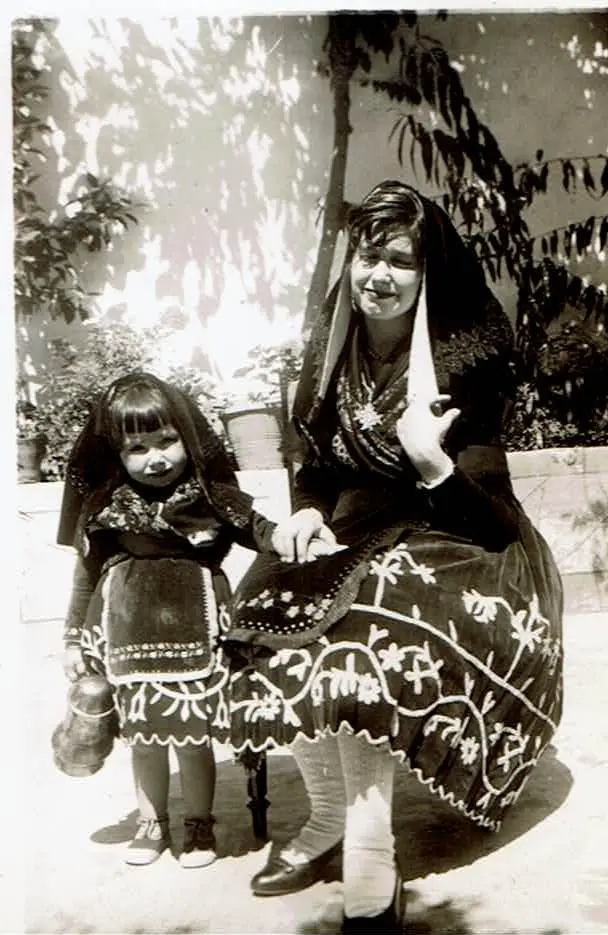 Con el traje de Montehermoseña